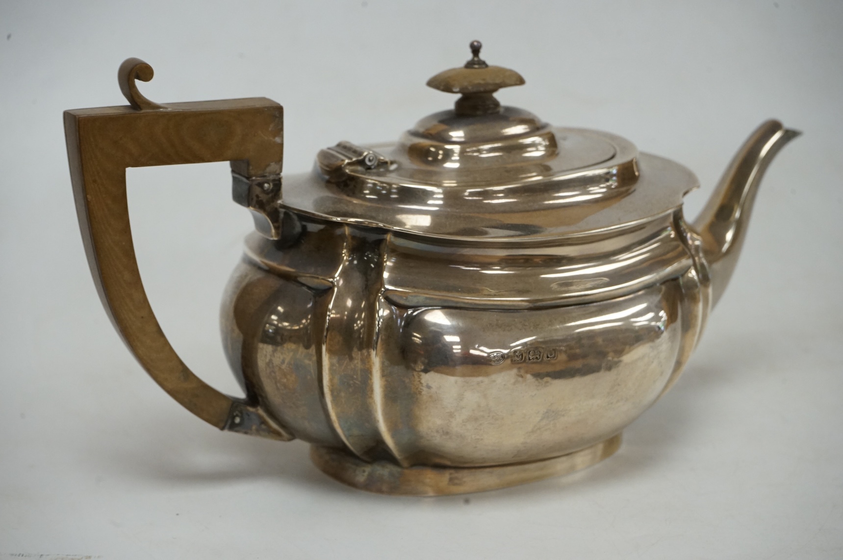 A George V silver oval three piece tea set, by Alexander Clark & Co Ltd, Birmingham, 1914 & 1916, gross weight 18.9oz.